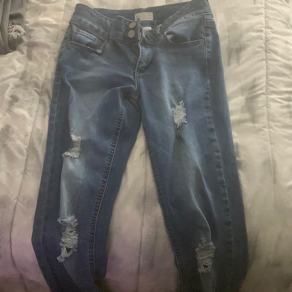“So” ripped jeans